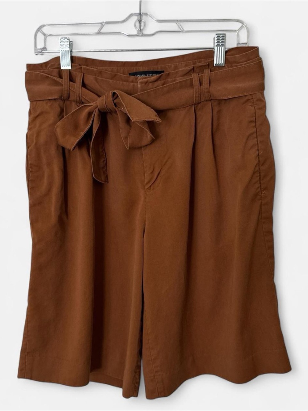 High-Waist Tie-Belt Long Shorts/Bermudas- Brown